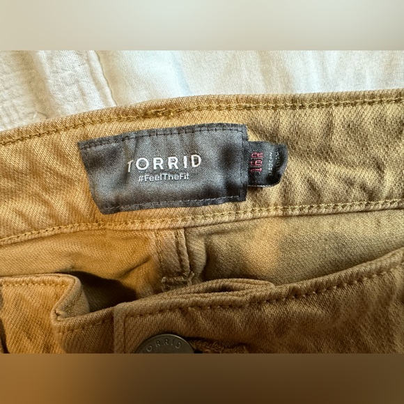 Torrid High Rise Stretch Button Fly Mom Jeans Ankle Fringe Hem Size 16 NWT - Picture 5 of 6